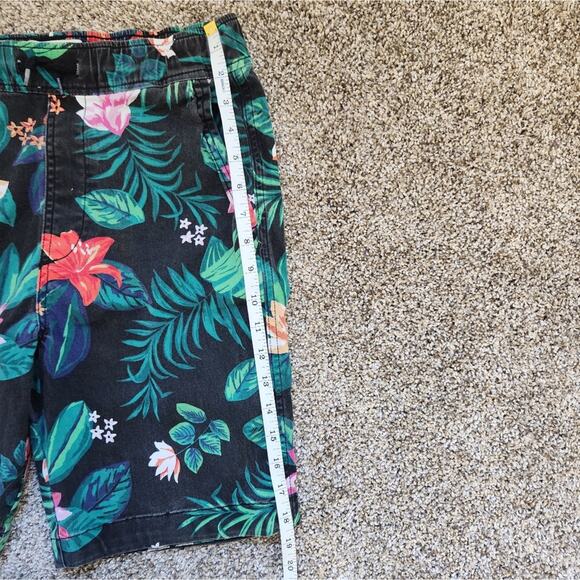 Boys Abercrombie Kids 15/16 black and Hawaiian floral Bermuda shorts. - Picture 6 of 7